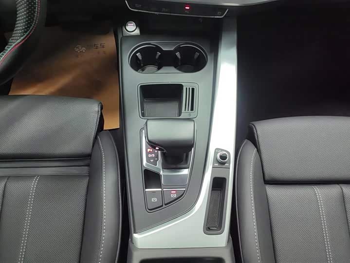 Фото 16 - Audi A4L