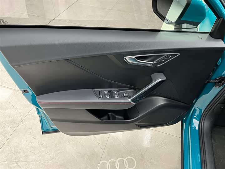 Фото 10 - Audi Q2L