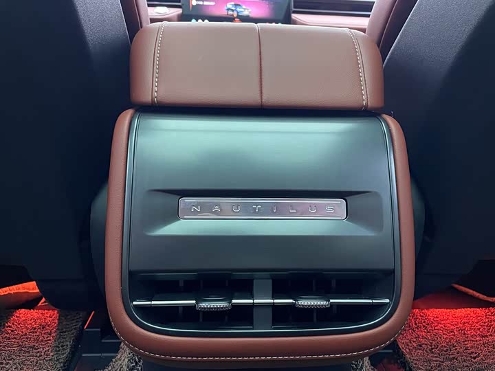 Фото 14 - Lincoln Nautilus