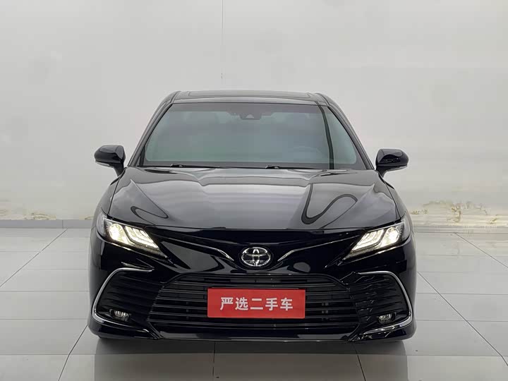 Фото 2 - Toyota Camry