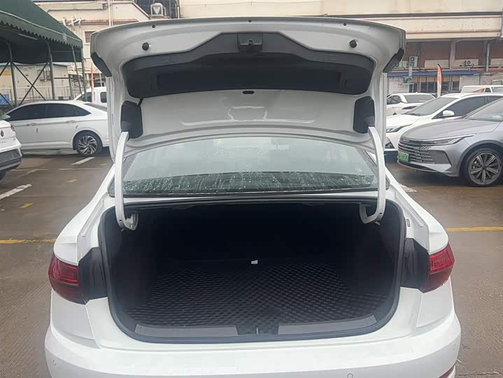 Фото 13 - Volkswagen Sagitar L