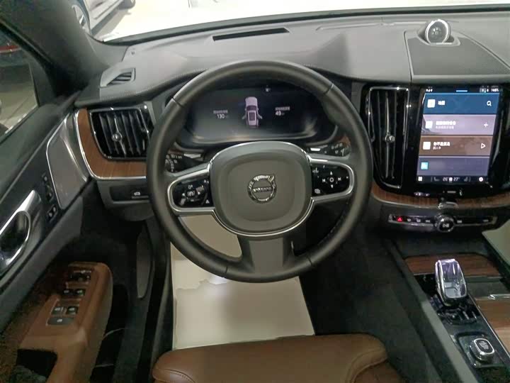 Фото 11 - Volvo XC60 Hybrid