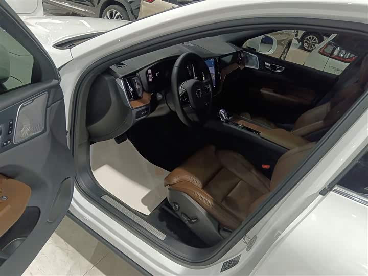 Фото 16 - Volvo XC60 Hybrid