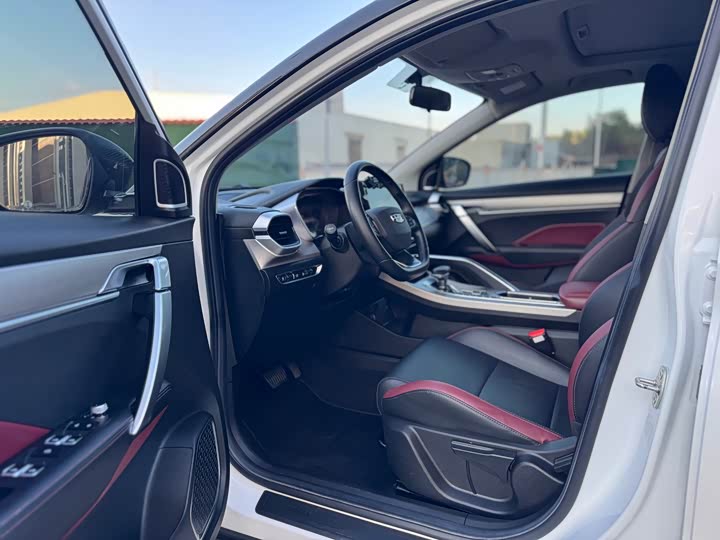 Фото 4 - Geely Coolray