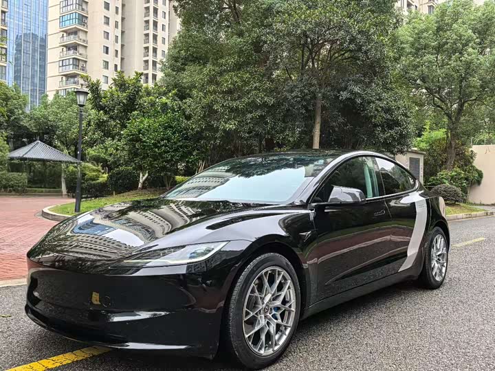 Фото 1 - Tesla Model 3