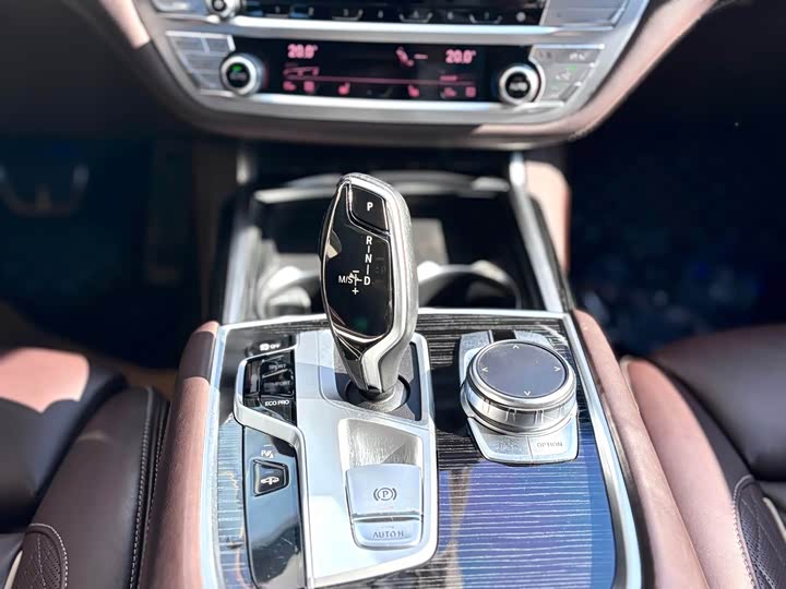 Фото 10 - BMW 7 Series