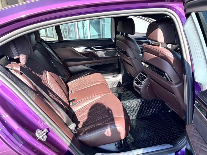 Фото 13 - BMW 7 Series