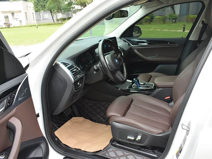 Фото 11 - BMW iX3