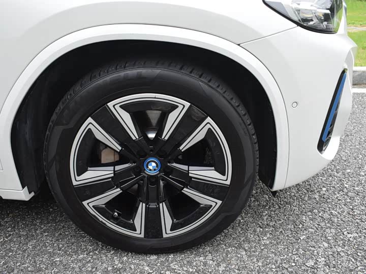 Фото 8 - BMW iX3