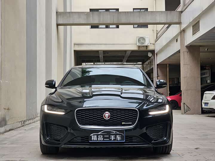 Фото 2 - Jaguar XE L