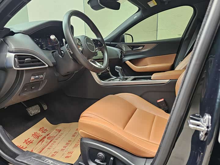 Фото 6 - Jaguar XE L