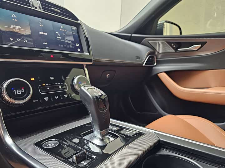 Фото 8 - Jaguar XE L