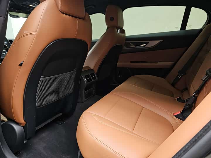 Фото 9 - Jaguar XE L