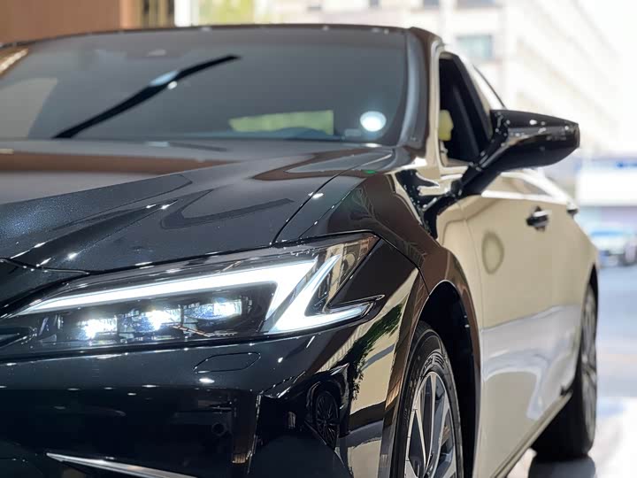 Фото 10 - Lexus ES