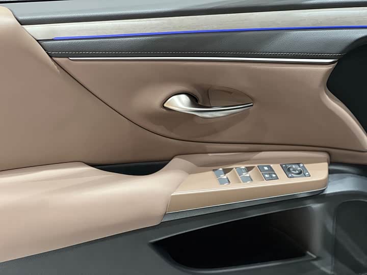 Фото 12 - Lexus ES