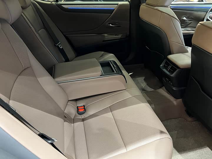 Фото 14 - Lexus ES