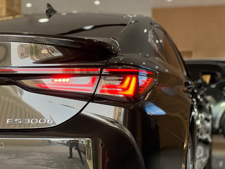 Фото 18 - Lexus ES