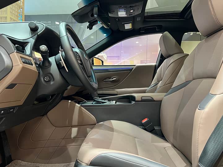 Фото 2 - Lexus ES