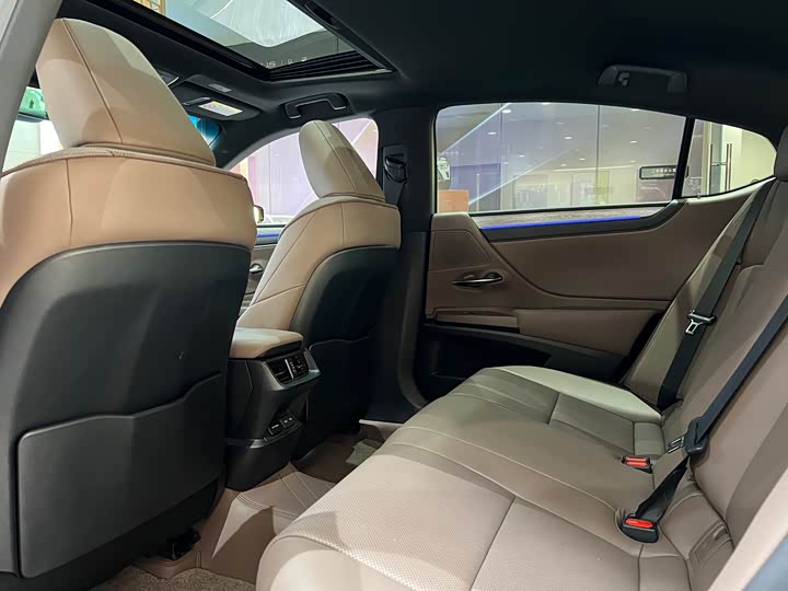 Фото 3 - Lexus ES