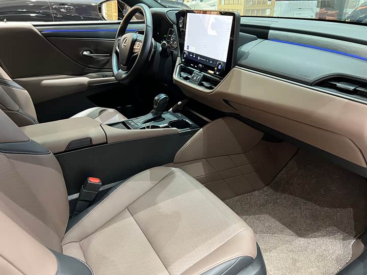 Фото 6 - Lexus ES