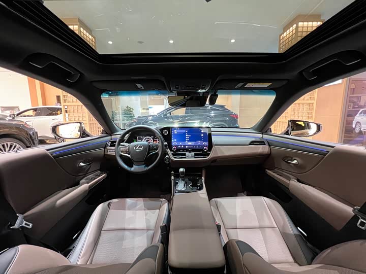 Фото 9 - Lexus ES