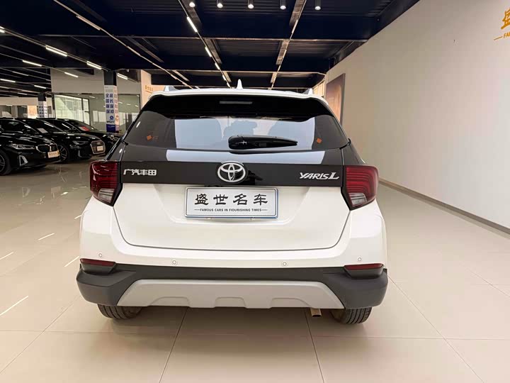 Фото 10 - Toyota Yaris L Hatchback