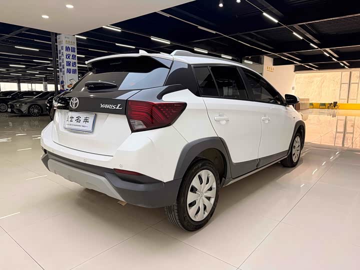 Фото 11 - Toyota Yaris L Hatchback