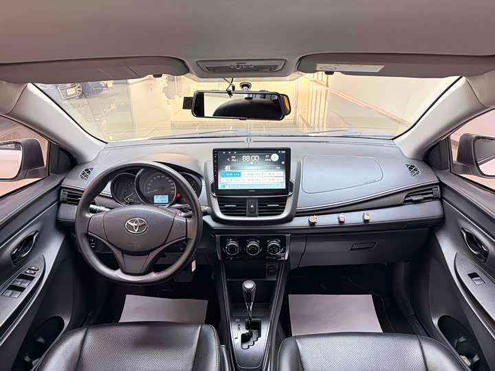 Фото 5 - Toyota Yaris L Hatchback