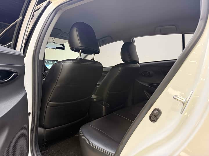 Фото 7 - Toyota Yaris L Hatchback