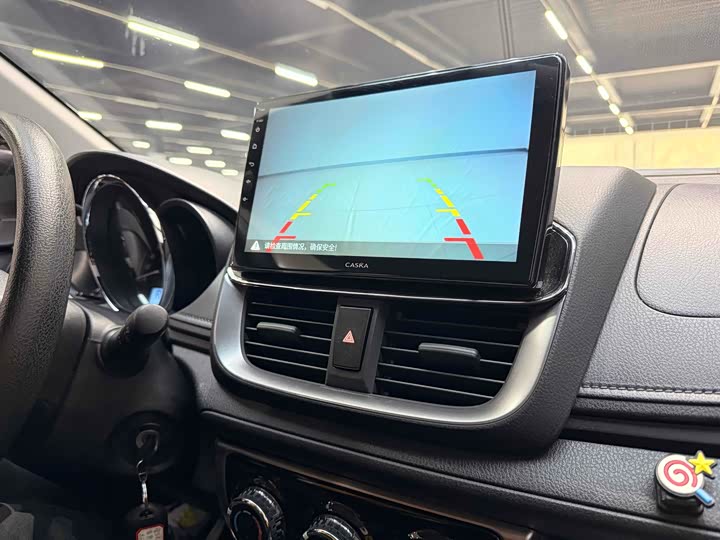 Фото 8 - Toyota Yaris L Hatchback