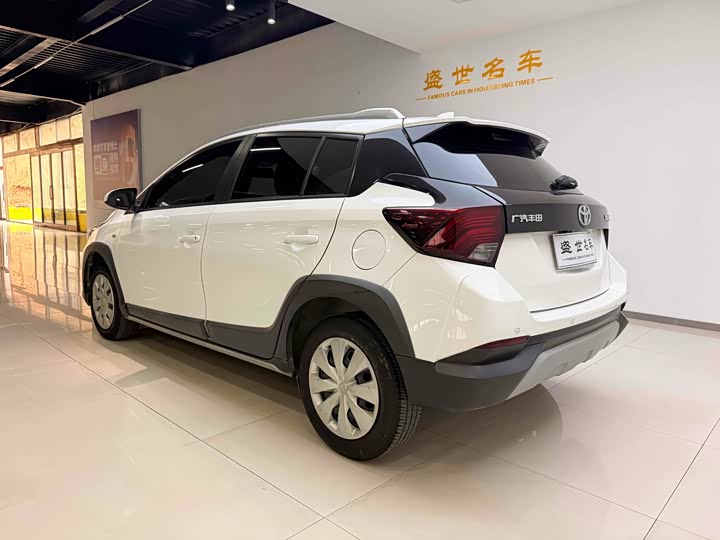 Фото 9 - Toyota Yaris L Hatchback