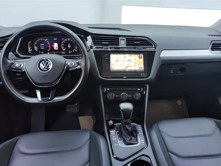 Фото 10 - Volkswagen Tiguan L Pro