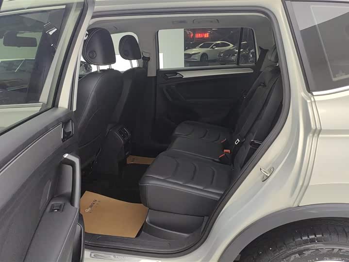 Фото 11 - Volkswagen Tiguan L Pro