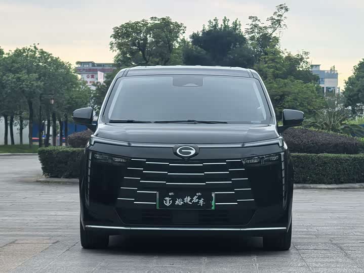 Фото 2 - GAC Trumpchi E8