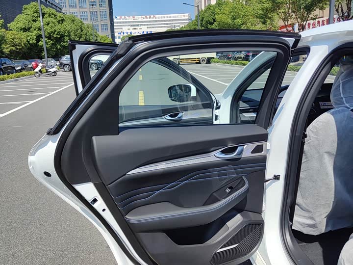 Photo 10 - Geely Preface