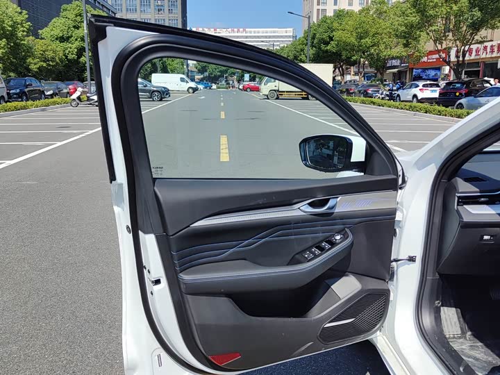 Photo 7 - Geely Preface