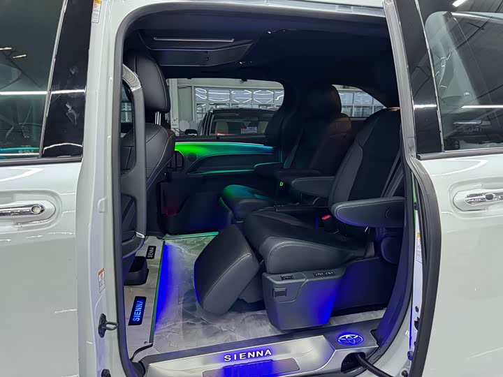 Фото 11 - Toyota Sienna