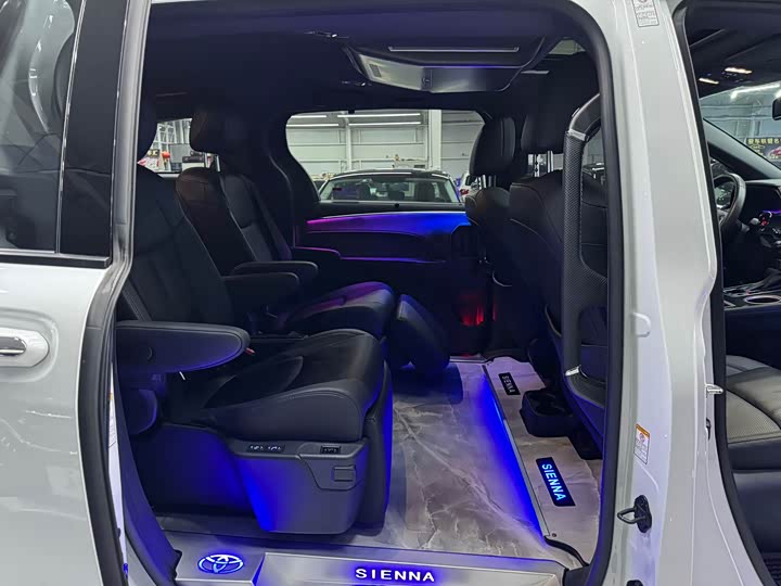 Фото 12 - Toyota Sienna