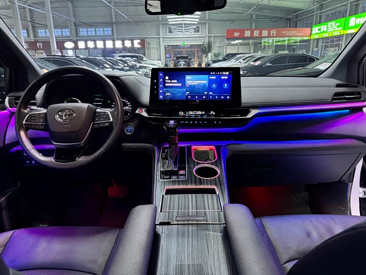 Фото 13 - Toyota Sienna