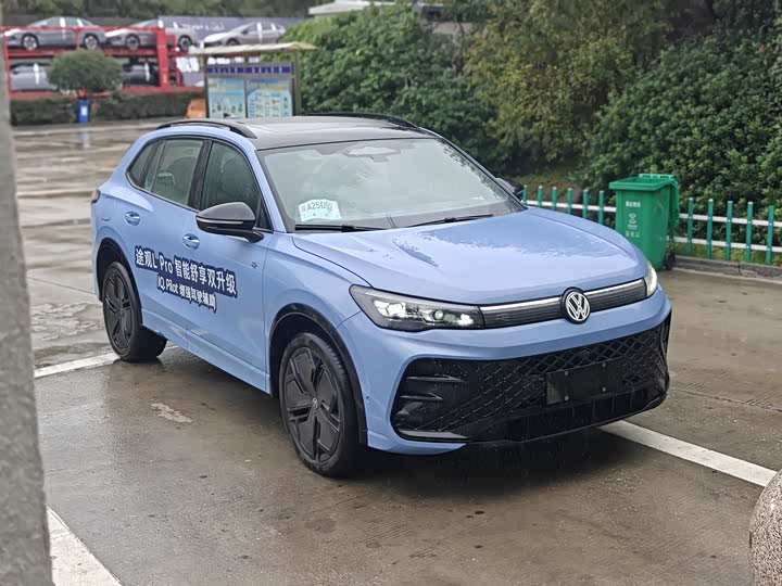 Фото 2 - Volkswagen Tiguan L Pro