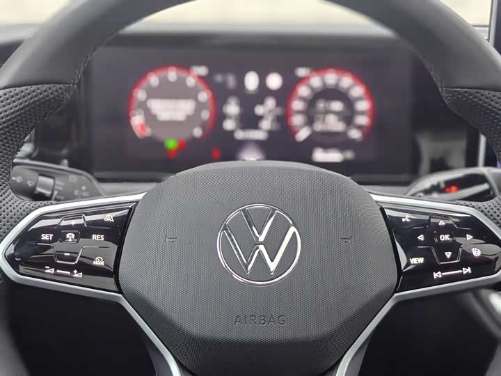 Фото 9 - Volkswagen Tiguan L Pro