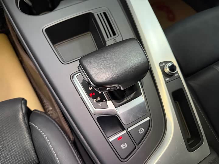 Фото 13 - Audi A4L