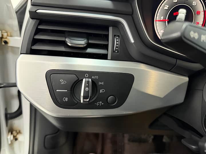 Фото 15 - Audi A4L