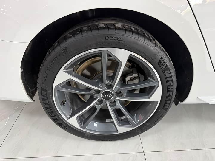 Фото 17 - Audi A4L