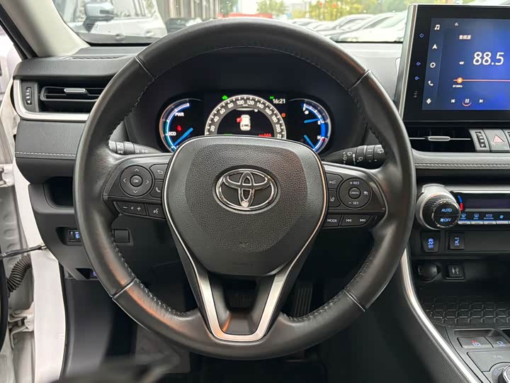 Фото 10 - Toyota RAV4