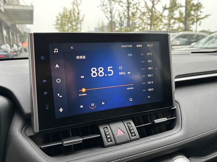 Фото 11 - Toyota RAV4