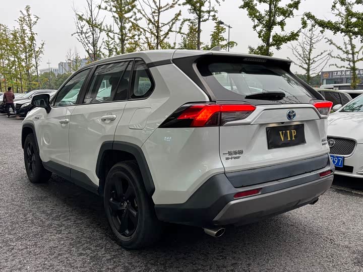 Фото 4 - Toyota RAV4