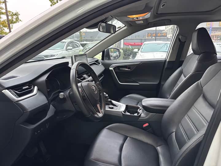 Фото 7 - Toyota RAV4