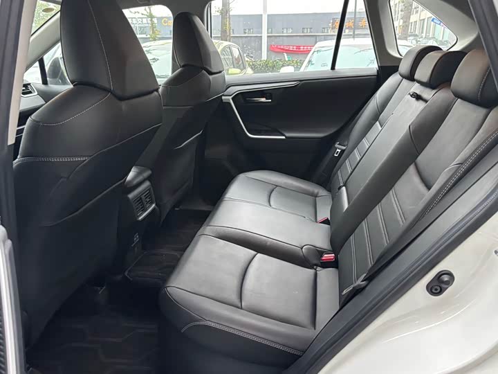 Фото 9 - Toyota RAV4