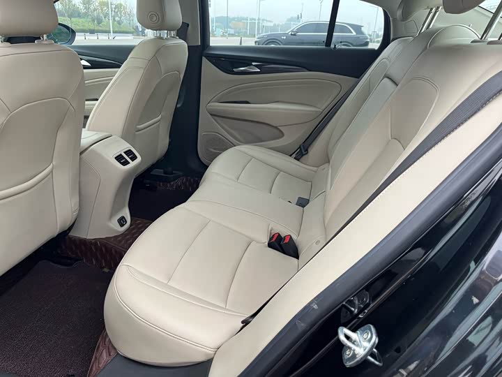 Фото 10 - Buick Regal